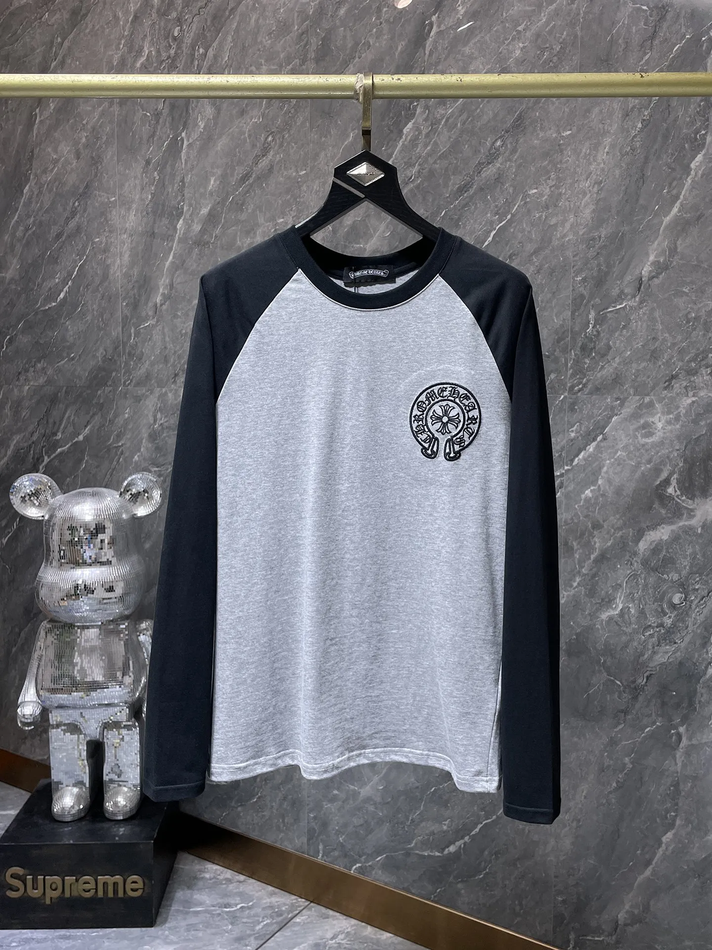 P176 Chrome Hearts 🍁Long T Series🍁 High-weight, environmentally friendly and high-quality top-quality fabrics Chrome Sanskrit embroidered letters black and gray color-blocking raglan long-sleeved T. Counter synchronization 1:1 replica version Recommended color: black and gray color-blocking Size: S, M, L, XL